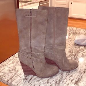 Very Volatile LA gray wedged boots size 7